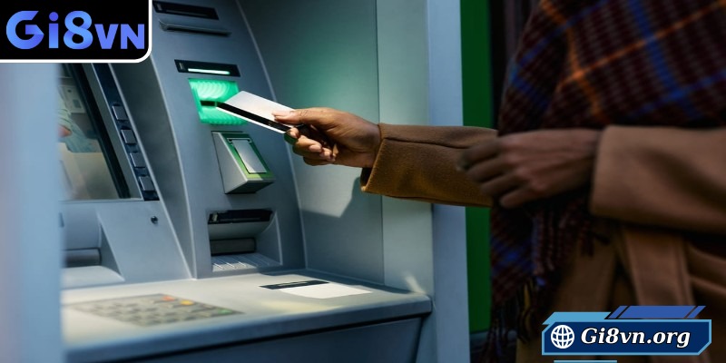 Rút tiền qua ngân hàng là cách truyền thống được nhiều người lựa chọn